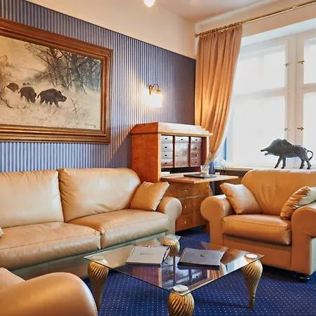 Bernsteinschloss Wendorf (Kuhlen-Wendorf)