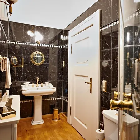 Bernsteinschloss Wendorf (Kuhlen-Wendorf)