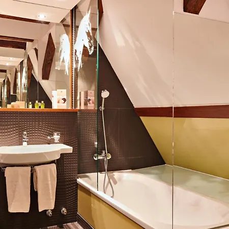 Bernsteinschloss Hotel Wendorf (Kuhlen-Wendorf)