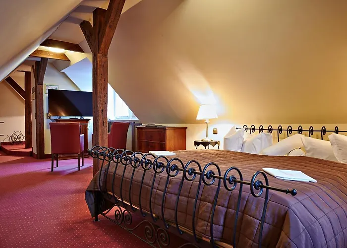 Bernsteinschloss Hotel Wendorf (Kuhlen-Wendorf)